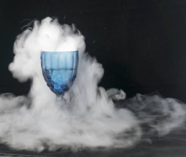 beyaz duman cam bardaktan akan