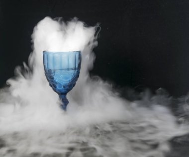 beyaz duman cam bardaktan akan