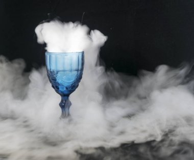 beyaz duman cam bardaktan akan