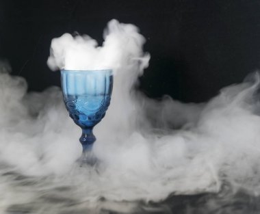 beyaz duman cam bardaktan akan