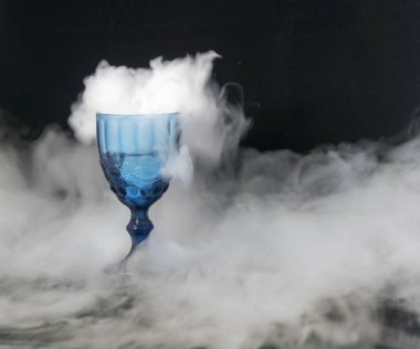 beyaz duman cam bardaktan akan