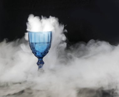 beyaz duman cam bardaktan akan