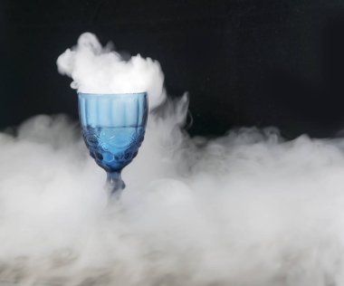 beyaz duman cam bardaktan akan