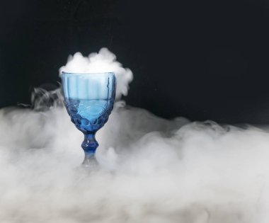 beyaz duman cam bardaktan akan