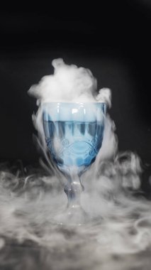 beyaz duman cam bardaktan akan