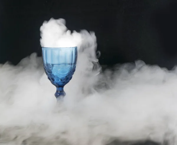 beyaz duman cam bardaktan akan