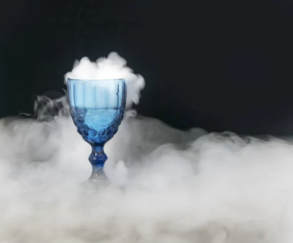 beyaz duman cam bardaktan akan