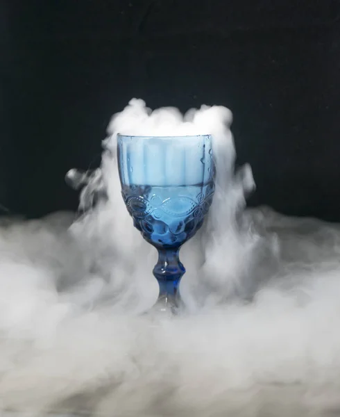 Humo Blanco Que Fluye Una Taza Vidrio —  Fotos de Stock