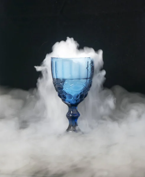 beyaz duman cam bardaktan akan