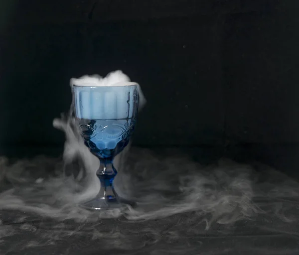 beyaz duman cam bardaktan akan