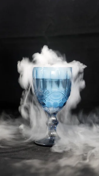 beyaz duman cam bardaktan akan