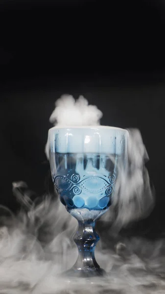 beyaz duman cam bardaktan akan