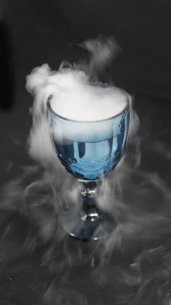 beyaz duman cam bardaktan akan