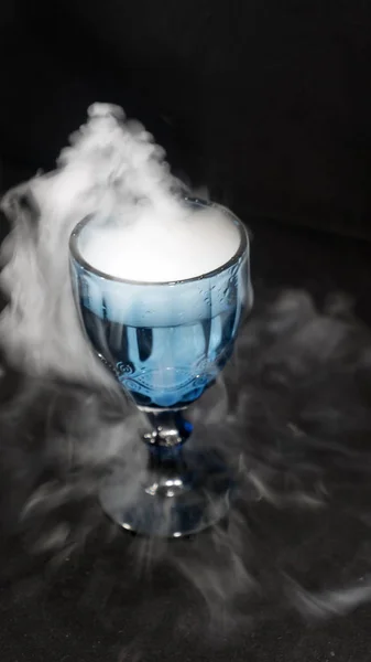 beyaz duman cam bardaktan akan