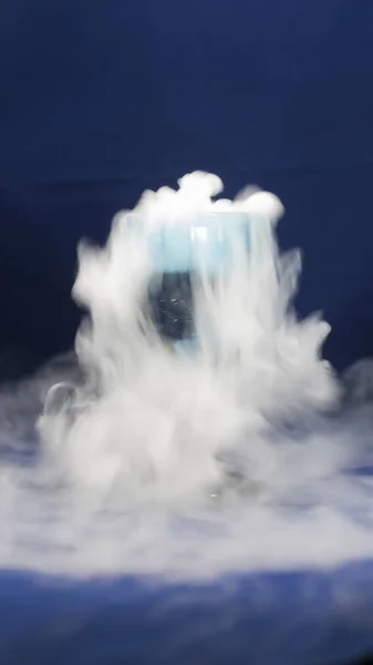 beyaz duman cam bardaktan akan