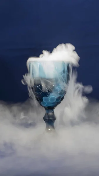 beyaz duman cam bardaktan akan