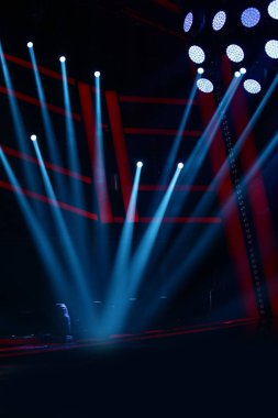 Boş sahnede ışık yaktı