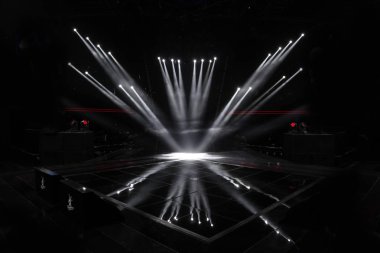 Boş sahnede ışık yaktı