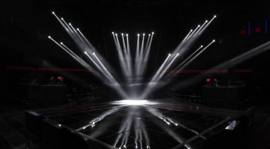 Boş sahnede ışık yaktı