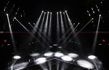 Boş sahnede ışık yaktı