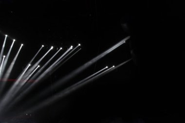 Boş sahnede ışık yaktı