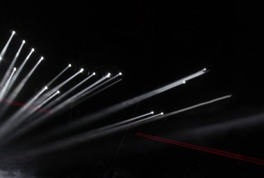 Boş sahnede ışık yaktı