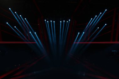 Boş sahnede ışık yaktı