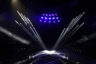 Boş sahnede ışık yaktı