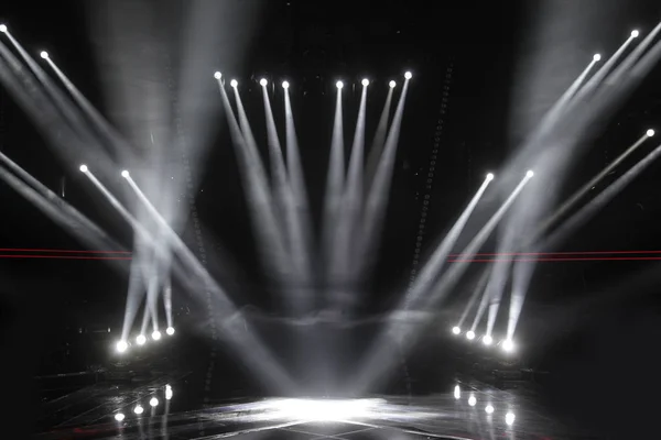 Boş sahnede ışık yaktı