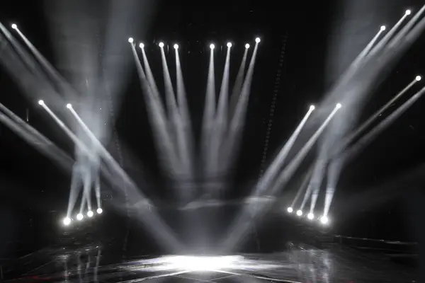 Boş sahnede ışık yaktı