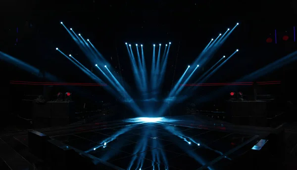 Boş sahnede ışık yaktı