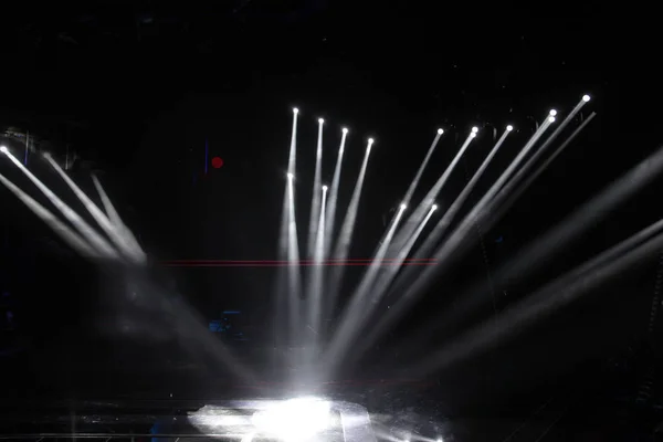 Boş sahnede ışık yaktı