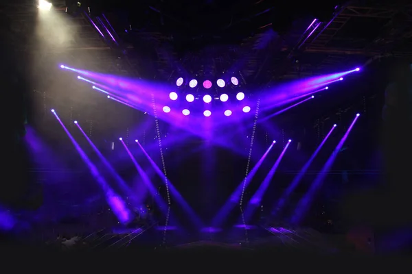 Boş sahnede ışık yaktı