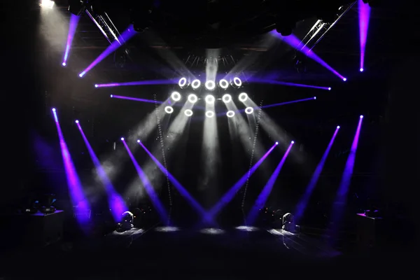 Boş sahnede ışık yaktı