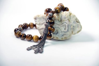 Beyaz zemin üzerinde dini tespih