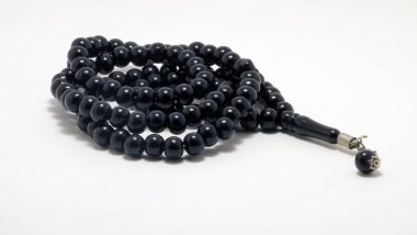 Beyaz zemin üzerinde dini tespih