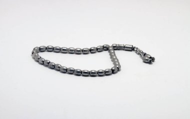 Beyaz zemin üzerinde dini tespih