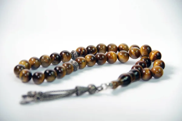 Beyaz zemin üzerinde dini tespih