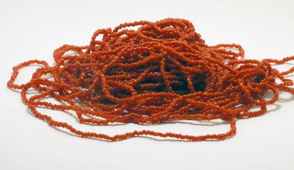 Религиозные четки на белой земле
