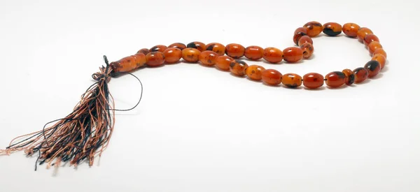 Beyaz zemin üzerinde dini tespih