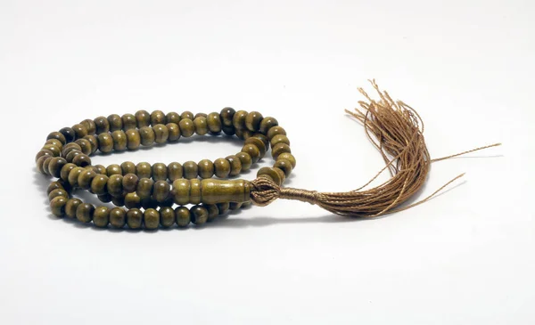 Beyaz zemin üzerinde dini tespih