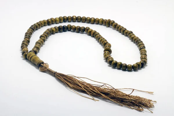 Beyaz zemin üzerinde dini tespih