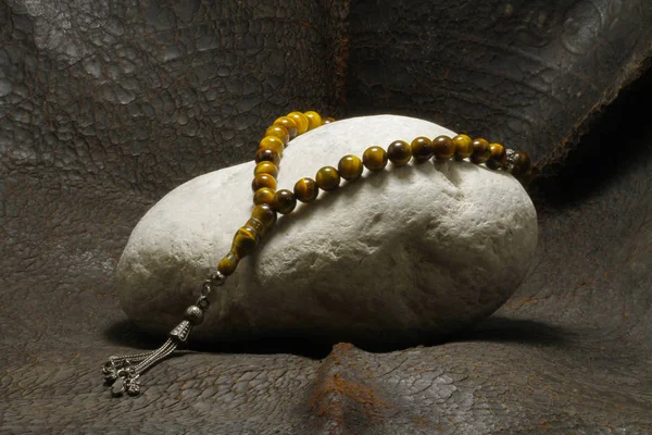 Bir taş üzerine yerleştirilen bir inci