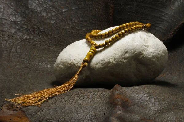 Bir taş üzerine yerleştirilen bir inci