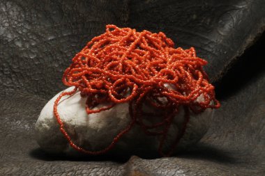 Bir taş üzerine yerleştirilen bir inci