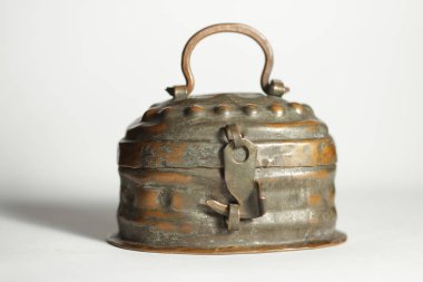 Eski kilitli teneke kutu