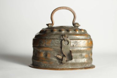 Eski kilitli teneke kutu