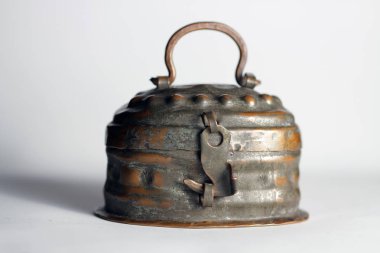 Eski kilitli teneke kutu