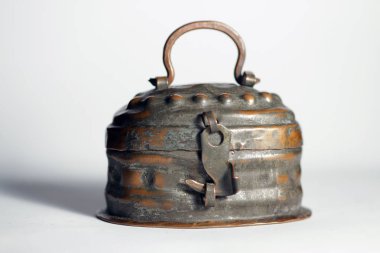 Eski kilitli teneke kutu