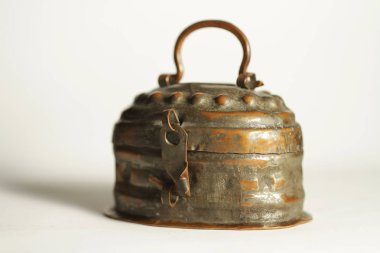 Eski kilitli teneke kutu